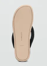 Sandalias de dedo color negro, con diseño flat y tiras acolchadas.