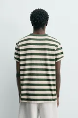Camiseta relaxed fit de manga corta con cuello redondo, confeccionada en tejido de algodón con estampado de rayas horizontales verdes y beige.