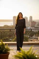 Conjunto azul marino estampado, compuesto por una blusa de mangas 3/4 con escote redondo y un pantalón de corte recto con cintura elastizada y lazo ajustable.