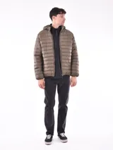 Campera puffer con capucha, diseño acolchado horizontal, cierre frontal y bolsillos laterales.