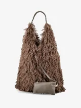 Cartera de diseño amplio y estructura flexible, confeccionada en textura de pelo sintético que aporta volumen. Cuenta con asas cortas integradas para llevar al hombro o en la mano.