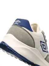 Championes urbanos Umbro modelo Volcan II, color azul marino con detalles en blanco. Presentan el logo de la marca en el lateral, cierre con cordones y suela de goma blanca.