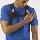Chaleco de hidratación Salomon modelo Pulse 2, color negro, de diseño minimalista y tejido de malla transpirable, con ajuste ceñido SensiFit y bolsillos de acceso sencillo.