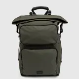 Mochila urbana de diseño técnico en color verde militar, con cierre superior enrollable y múltiples bolsillos frontales con cierre. Incluye compartimento acolchado para laptop, panel trasero transpirable, correas ajustables con hebillas y asa superior reforzada.