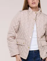 Campera capitoneada verde militar de la línea Weatherproof, con diseño a rombos, cuello alto mao, cierre frontal con cremallera y botones a presión dorados, bolsillos frontales con solapa y trabas de ajuste en la cintura.