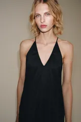 Vestido largo de Zara Woman Collection, confeccionado en tejido satinado negro. Presenta escote en V pronunciado, tirantes finos y un diseño con drapeado fluido en todo el frente.