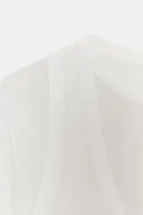 Top de punto de manga larga con diseño de doble capa que simula una musculosa superpuesta sobre una remera de manga larga, con escote redondo.