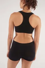 Top deportivo blanco de microfibra sin costuras, con breteles anchos y doble tela.
