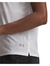 Remera deportiva de manga corta Under Armour, confeccionada en tejido jacquard ligero y transpirable con tecnología de secado rápido y control de olores. Presenta un diseño de ajuste elástico en cuatro direcciones con bajo con abertura lateral y detalles reflectantes.