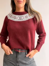Sweater de punto color bordó con cuello redondo y diseño de guarda decorativa estilo nórdico en la zona del escote en tonos claros. Presenta mangas largas con puños acanalados y un corte holgado.