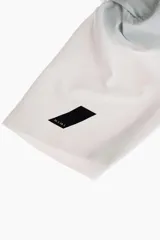 Short de ciclismo con tirantes, color blanco, de tejido elástico y diseño ergonómico con badana y detalles gráficos en negro.