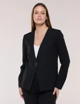 Blazer de sastrería color beige, sin solapas, con cuello en V profundo y cierre frontal de un único botón circular metálico en contraste.