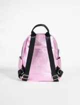 Mochila plateada de cuero sintético con cierre superior y bolsillo frontal con cierre. Tiene asa de mano y correas ajustables para los hombros.