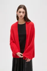 Saco de punto abierto, color rojo, con mangas largas holgadas y diseño de corte amplio.