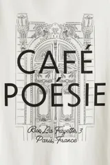 Remera blanca de manga corta y cuello redondo, con estampado gráfico en negro que simula la fachada de un café parisino con el texto "CAFÉ POÉSIE" y la dirección "Rue La Fayette, 3 Paris, France".