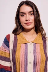 Cárdigan tejido a crochet con rayas verticales multicolores, cuello camisero y mangas 3/4.