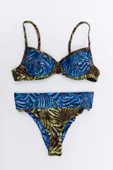 Bikini de dos piezas en combinación de colores negro y mostaza. El corpiño es de estilo triangular con base y breteles finos, mientras que la bombacha es de corte clásico con cintura alta en color negro.
