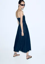 Vestido midi de denim azul oscuro, sin mangas, con escote palabra de honor y silueta envasé.