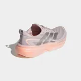 Championes de running Adidas Supernova Glide, con diseño aerodinámico en tonos lila y suela de plataforma en color durazno. Presentan el logo de las tres tiras en acabado metalizado plateado en el lateral y tecnología de amortiguación Dreamstrike glow en la mediasuela.