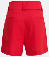 Short rojo de lino con cintura alta, cinturón con hebilla cuadrada forrada, pliegues delanteros y dos bolsillos laterales.