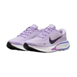 Championes de running Nike modelo Journey Run, color violeta con logo lateral en tono oscuro y suela con detalle degradado en azul y violeta.