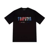 Camiseta negra de corte estándar con estampado frontal de la marca Trapstar en letras con diseño paisley en tonos rojo, blanco y azul.
