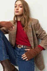 Guantes sin dedos color marrón de tejido de punto acanalado.