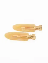 Set de dos broches para el pelo con diseño de placa ovalada en material acrílico efecto carey color crema y clip metálico dorado.