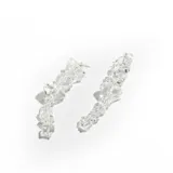 Par de caravanas colgantes con forma irregular, hechas de acrílico transparente facetado.