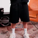 Bermuda de hombre Tiffosi, color negro, con cintura elástica y cordón ajustable, de corte holgado y diseño liso.