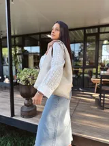 Bolso tote de cuero color crudo, con doble asa corta y diseño minimalista.