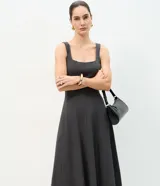 Vestido evasé midi de Cortelle, sin mangas y con escote cuadrado, confeccionado en viscosa de color gris oscuro con recortes verticales.