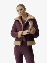 Chaqueta reversible con un lado de tejido mate color bordó y otro lado de tejido polar estilo sherpa color beige. Presenta cuello solapa, cierre frontal con cremallera y puños con detalle de sherpa.