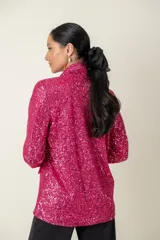 Blazer fucsia con lentejuelas, de corte recto y solapas clásicas.