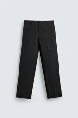 Pantalón de traje con corte relaxed fit, confeccionado en una mezcla de viscosa y lino. Presenta bolsillos laterales delanteros, bolsillos traseros de vivo y cierre frontal con cremallera y gancho oculto.