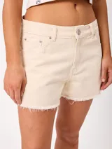 Short de denim azul de tiro medio, con corte wide leg y bordes deshilachados sin rematar.