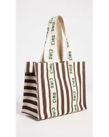 Bolso tote de lona a rayas verticales marrones y blancas con asas de mano y estampado "Ciao" en las asas.