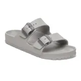 Sandalia Birkenstock modelo Arizona, color gris claro, con doble tira ajustable y hebillas a tono. Diseño ergonómico con suela moldeada.