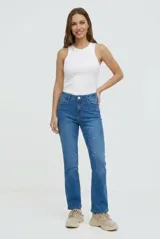 Pantalón jean de corte bootcut, tiro medio y color azul clásico con efecto desgastado.