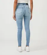Pantalón de jean skinny liso, color celeste, con bolsillos delanteros y traseros.