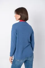 Sweater color beige de tejido de punto con cuello redondo y mangas largas.