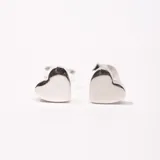 Par de caravanas plateadas con forma de corazón.