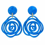 Caravanas colgantes de resina azul con diseño de rosa calada, compuestas por un botón circular superior y una pieza principal con movimiento unidas por una argolla dorada.