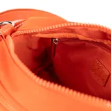 Bandolera rectangular color naranja de poliéster, con cierre superior, bolsillo interno con cierre, dos bolsillos externos abiertos y uno con cierre. Tiene correa de hombro ajustable y logo de XL Extra Large al frente.