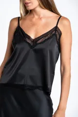 Blusa satinada negra con tirantes finos, escote en V y detalles de encaje en el escote y el dobladillo.