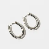 Aros tipo argolla ovalados de acero plateado con incrustaciones de strass.