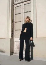 Pantalón de vestir de tiro medio con diseño recto y estilo sastrero. Cuenta con cierre de cremallera en la parte posterior.