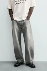 Jeans de hombre, corte balloon fit, tiro medio, confeccionados en denim rígido de algodón. Presentan un efecto lavado con un marcado degradado vertical, cinco bolsillos y cierre frontal con cremallera y botón.