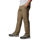 Pantalón de corte recto en color tostado, diseñado para actividades al aire libre. Cuenta con bolsillos laterales para las manos, bolsillos de seguridad con cierre y un bolsillo específico para herramientas. Confeccionado con tecnología de protección solar UPF 50.