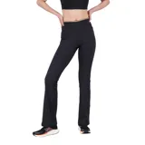 Pantalón deportivo New Balance de dama, modelo Achiever Shape Shield Flare, color negro. Confeccionado con tecnología NB DRYx de secado rápido y tejido Shape Shield que absorbe la humedad. Diseño de tiro alto y silueta ajustada.